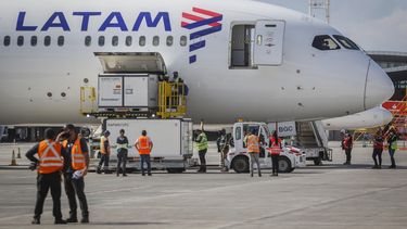 Por quinto día: Ómicron desata ola de cancelaciones de 2.450 vuelos en todo el mundo