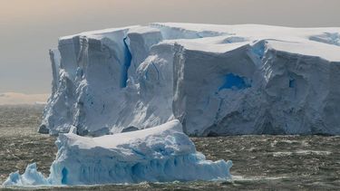Glaciares de la Antártida se mueven 220 metros más rápido durante el verano