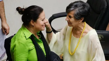 Mientras senadora Allende peligra su cargo, ministra Fernández guarda silencio y recibe AC en su contra