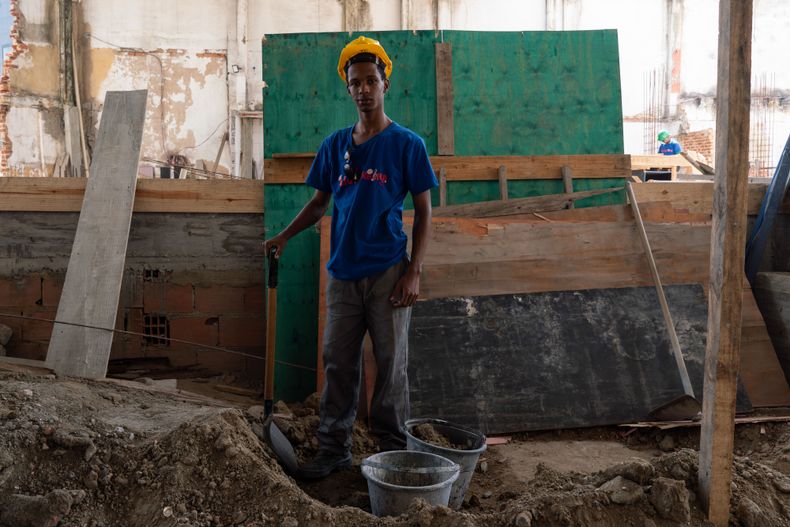 Joven participa en obras de la cooperativa Liga Urbana en la Región Portuaria de Río de Janeiro, Brasil, dentro de procesos de autogestión habitacional que buscan garantizar el derecho a la vivienda digna.