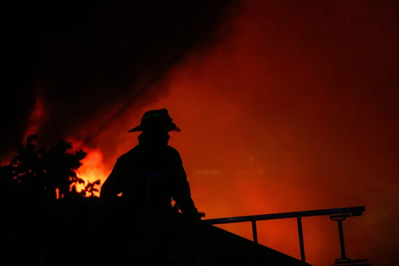 incendio en monte patria dejo tres viviendas destruidas mas de 200 evacuados y cortes de agua y electricidad.webp