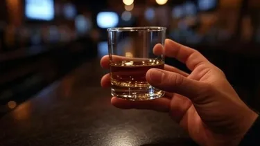 Le robaron tarjeta en un bar, lo estafaron y banco le devolvió el dinero: Ahora deberá restituirlo por actuar con negligencia