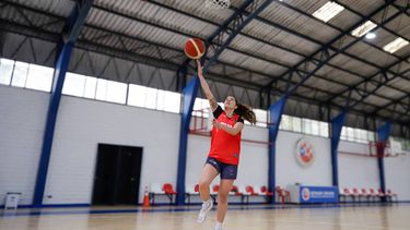 Paula Carrasco: La seleccionada chilena de básquet y química ambiental que será madre junto al Presidente Boric