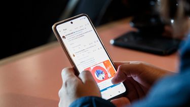 Encuesta indica que 42,7% de chilenos cree que pierde horas de sueño al utilizar redes sociales