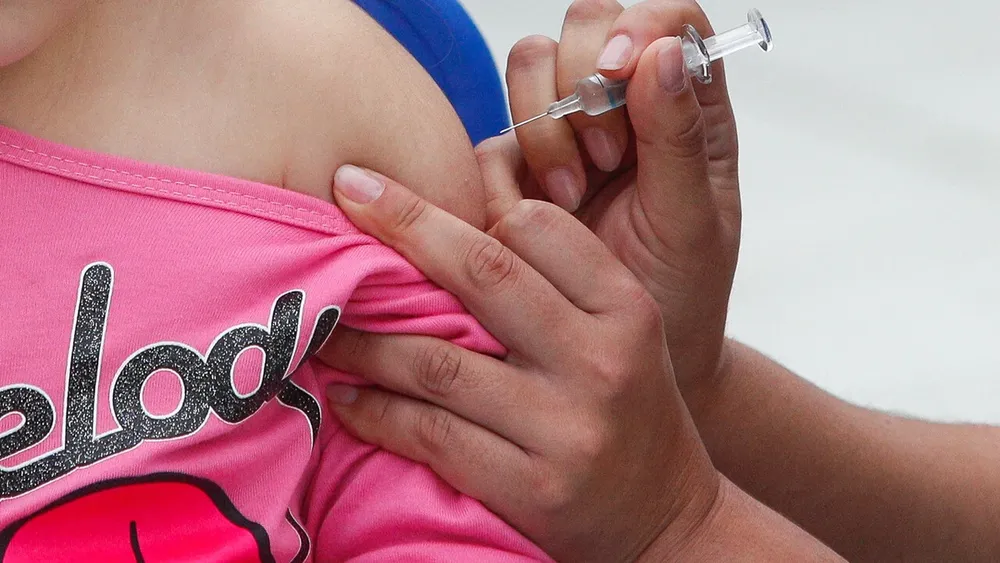 La historia de la niña sin vacunas desde 2022 por temor de sus padres: Corte ordena inmunizarla tras acción judicial municipal