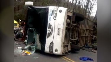 Bus que transportaba escolares se vuelca y deja al menos tres muertos y más de 30 heridos