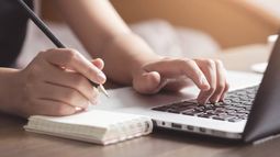 Imagen de una persona escribiendo en un notebook / Crédito: rominajorge.com Imagen de una persona escribiendo en un notebook / Crédito: rominajorge.com
