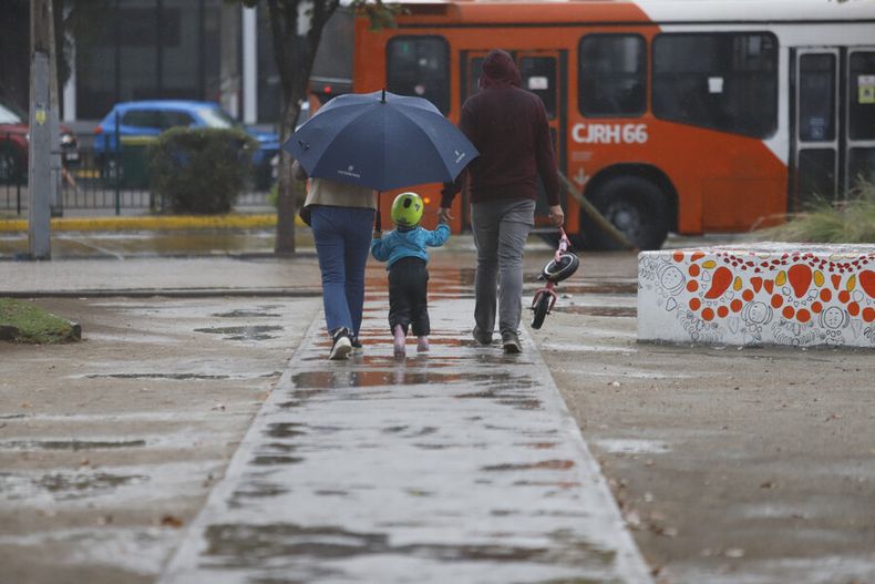 cuando llega la lluvia a santiago sistema frontal ya afecta a zona sur del pais.jpg