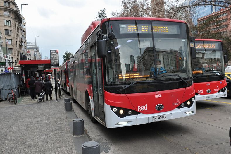 fue arrastrada porque bus se puso en movimiento mientras bajaba  empresa debera pagarle 35 millones.jpg