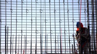 El Desconcierto | Imagen de un trabajador en una construcción