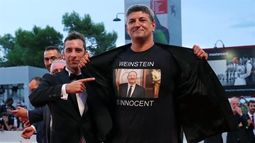 Weinstein es inocente: La provocadora consigna que lució Luciano Silighini en Venecia, conocido por su apoyo a Trump y Berlusconi