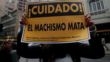 Con mucho cariño, ya sabes: Hombre amenazó a su ex pareja colgando corona fúnebre en la reja de su casa