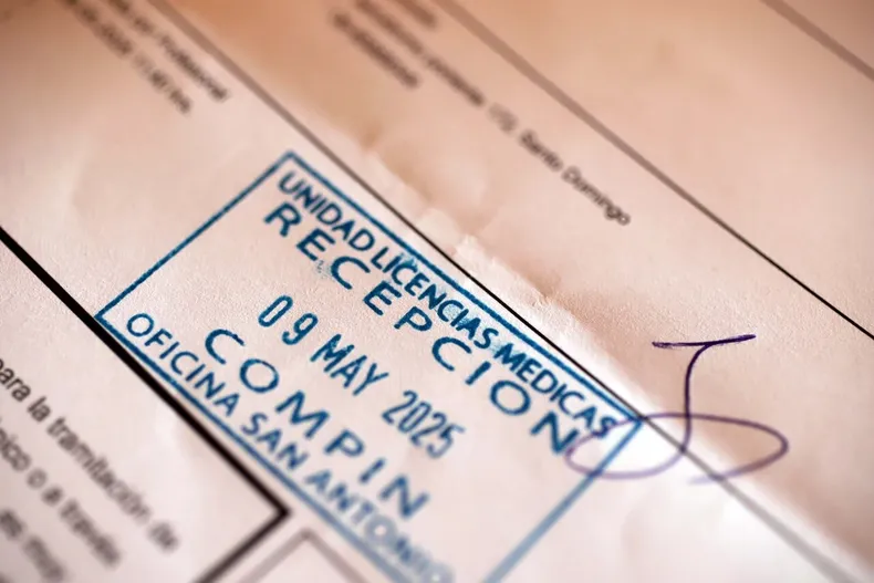 medico emitio 3 licencias sin fundament corte confirma multa de 1043130 y afirma que el reposo no tenia rol terapeutico.webp