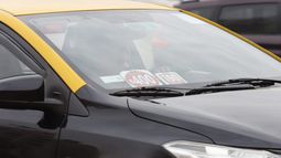 Reino Unido reclama a Chile por falsos taxistas en aeropuerto: Estafas llegarían a los $4 millones