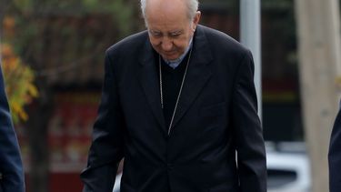 VIDEO| Transeúntes increpan a cardenal Francisco Javier Errázuriz en el centro de Santiago