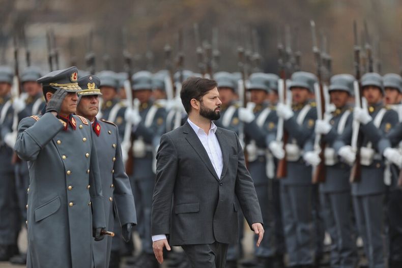 Gabriel Boric y las Fuerzas Armadas.jpg