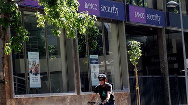 Cliente de banco demuestra cierre unilateral de cuenta corriente en juicio: $10 millones de compensación