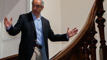 Chahuán llega golpeando la mesa y amenaza con no firmar acuerdo si no hay órgano mixto