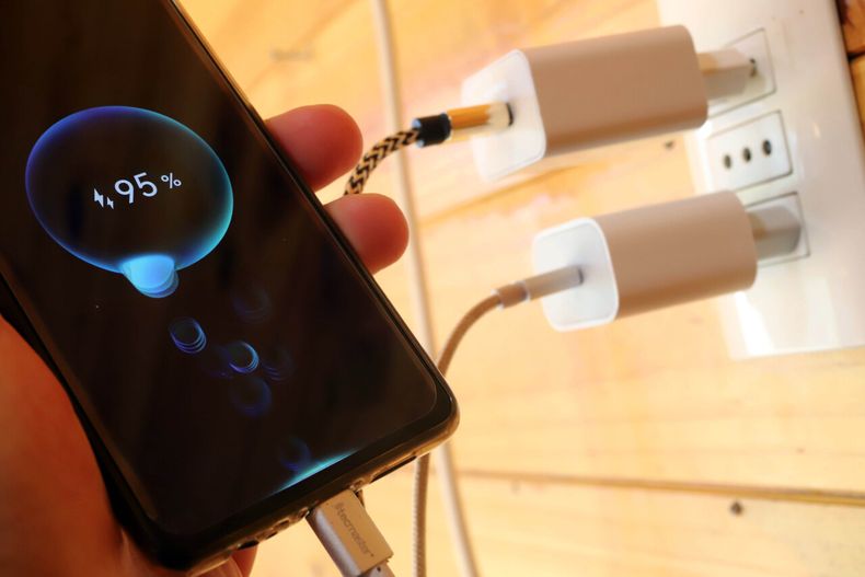 Mantén cargado tu celular ante cualquier corte de luz en Santiago - Agencia Uno