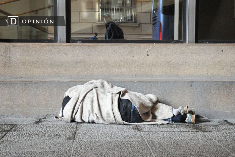 11798 persona en situacion de calle tapado con una colcha.jpg