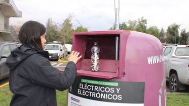 Expertos y municipios advirtieron sobre la baja tasa de valorización de residuos electrónicos. En paralelo, el Decreto Supremo N°22 obliga a los productores a financiar su recolección, con metas que parten en 3% y alcanzan el 45% en una década.