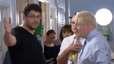 VIDEO| Boris Johnson es encarado y atrapado en una mentira flagrante en hospital británico