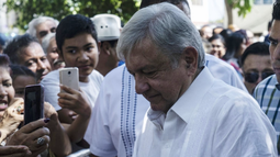 Falta de respeto: López Obrador besa a periodista para evadir pregunta