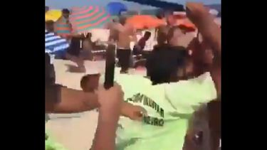 VIDEO| Policía agrede a mujer en playa de Brasil por supuesto porte de marihuana que realmente era tabaco
