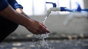 Gobierno cede a presiones y establece duración indefinida de derechos de agua para privados