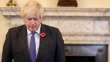 Boris Johnson suma problemas: Viralizan foto en una fiesta con alcohol en plena pandemia