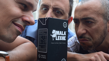 El juego de mesa MALA LECHE se transforma todos los viernes en un hilarante show de impro en el Teatro Lospleimovil