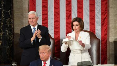 Nancy Pelosi rompió discurso de Trump frente al Congreso luego de que el presidente eludiera su saludo