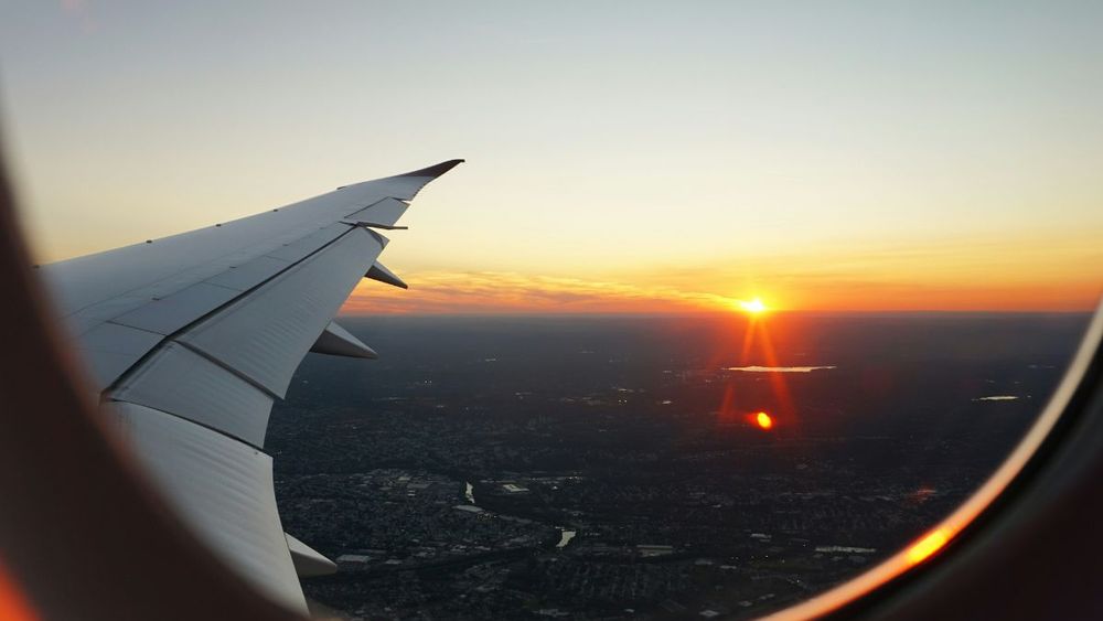 La contaminación de un vuelo largo puede sobrepasar una tonelada de CO2 por pasajero. Esto se puede compensar con proyectos de reforestación.