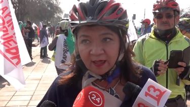 El Desconcierto | La alcaldesa Claudia Pizarro el fin de semana durante una cicletada por el Aprueo.jpg