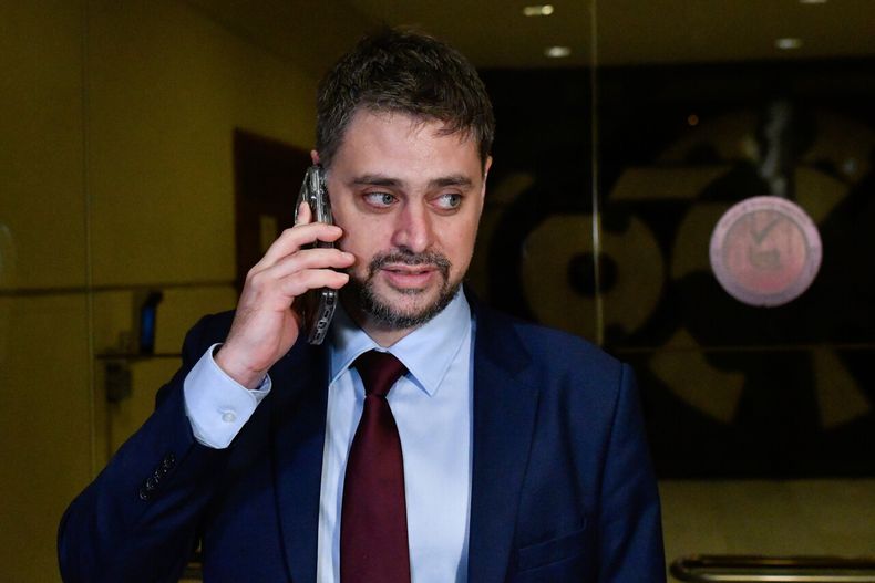 El diputado Daniel Manouchehri habla por telefono en los pasillos del Congreso - Agencia Uno