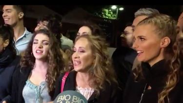 Artistas de musical Mamma Mia actuaron en la calle por amenaza de bomba en el Teatro Municipal de Las Condes