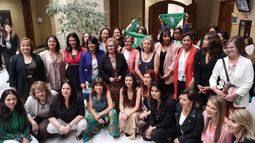 Diputadas emplazan a partidos políticos para que proceso constituyente sea paritario entre hombres y mujeres
