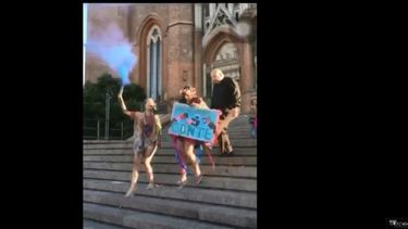 VIDEO| La corrí como quien mueve una silla: Cura pateó a joven que celebraba su graduación frente a una iglesia
