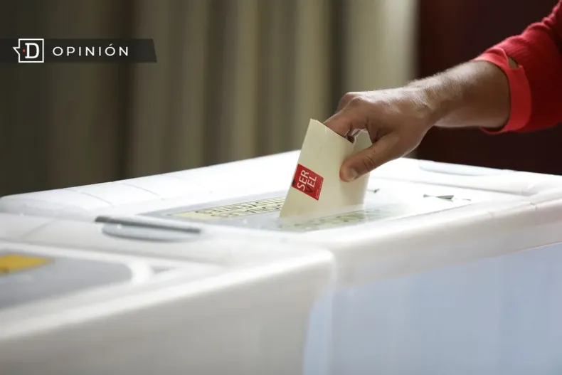15924 persona poniendo su voto en una urna.webp