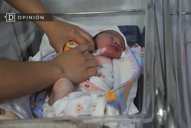 13880 bebe en una cuna.webp