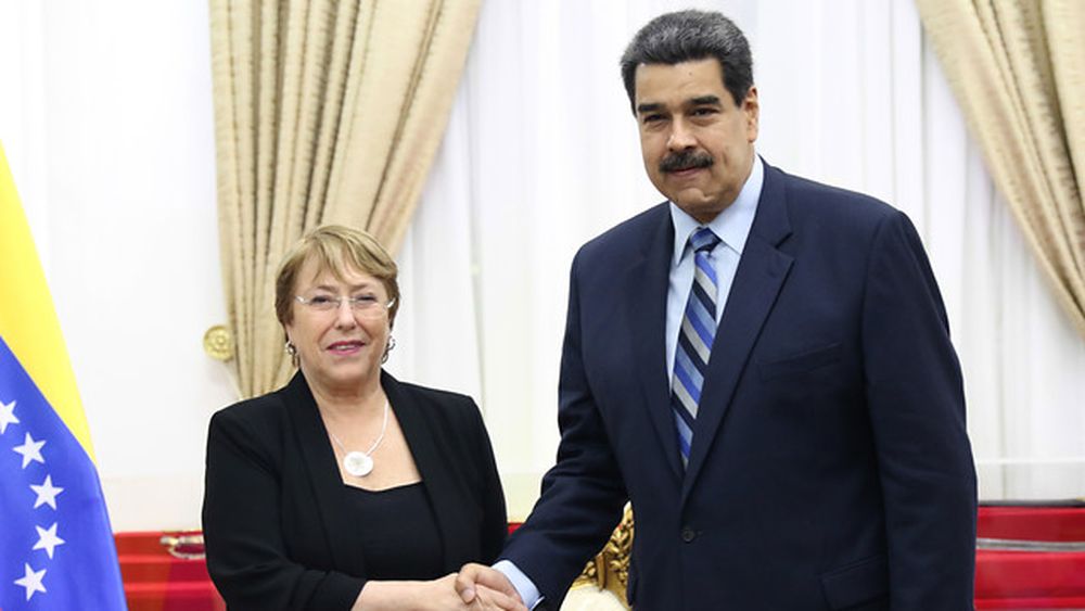 Maduro vuelve a criticar a Bachelet por informe: Debería agarrar una piedra y darse en los dientes