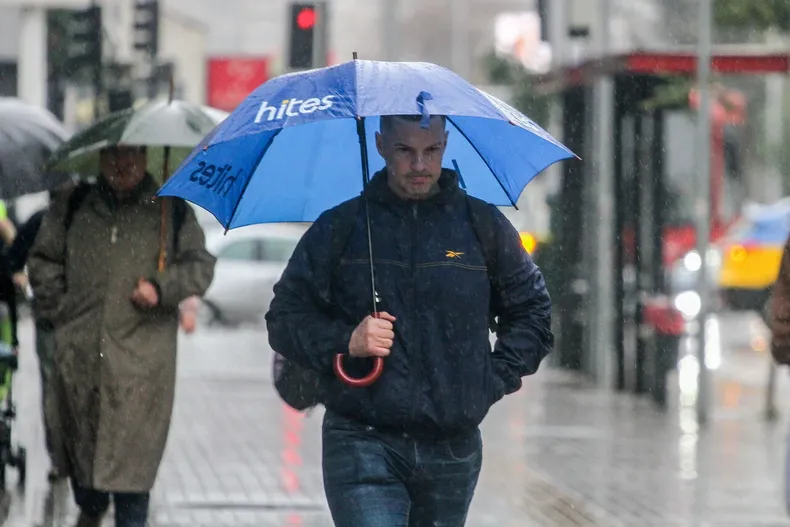 lluvia en santiago revisa a que hora comenzaran las precipitaciones en la region metropolitana y el resto del pais.webp