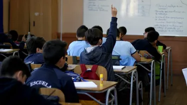 Aguas del Valle y CGE amenazaron con cortar agua y luz a colegios públicos por deudas de exsostenedores: Corte lo prohibió
