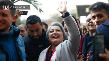 El Desconcierto | 18464 jeannette jara saludando rodeada de gente.webp