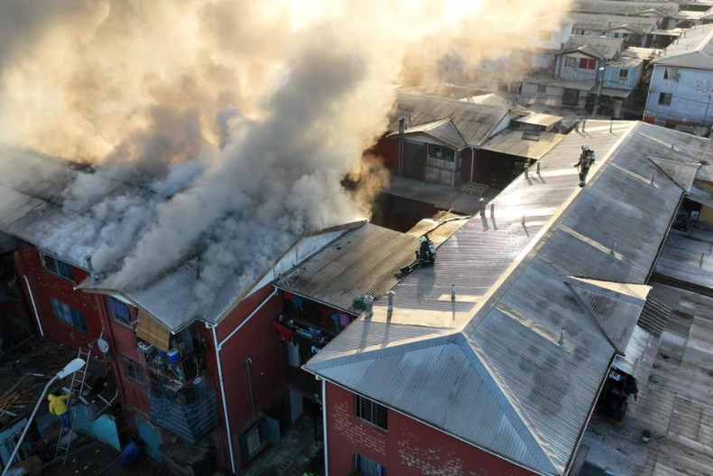 Incendio consume viviendas en Renca.png