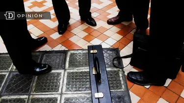 El Desconcierto | 29829 hombres de pie ante un maletin.webp