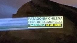 Estudio Delight Lab hace intervención lumínica contra salmoneras en la Patagonia