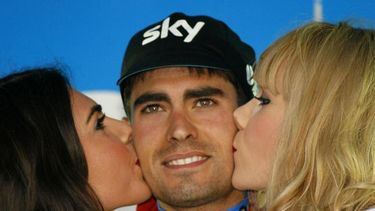 Ciclista Mikel Landa apoya que no haya más promotoras en los podios: Es tratarlas como objetos, infravaloradas