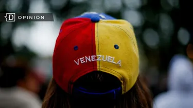 El Desconcierto | 28269 manifestante venezolana de espaldas.webp