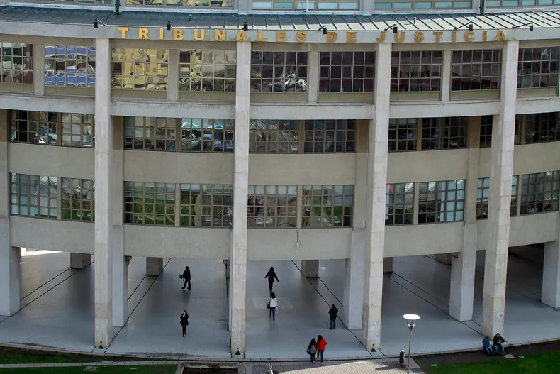 quedo con 52 del cuerpo quemado por explosion e isl le quito atencion medica y pension  corte ordena reponer beneficios.webp